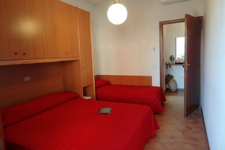 Room 5 of 81