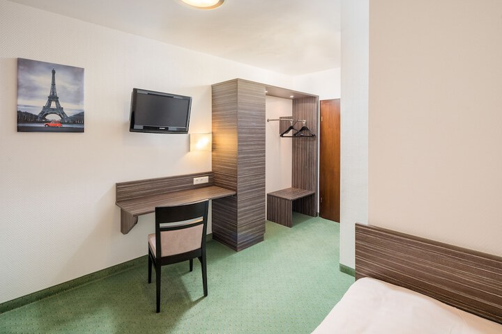 Room 6 of 24