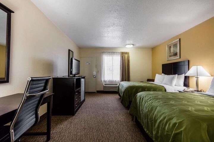 1 Queen Bed (5 of 15)