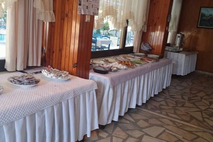 Dining 8 of 18