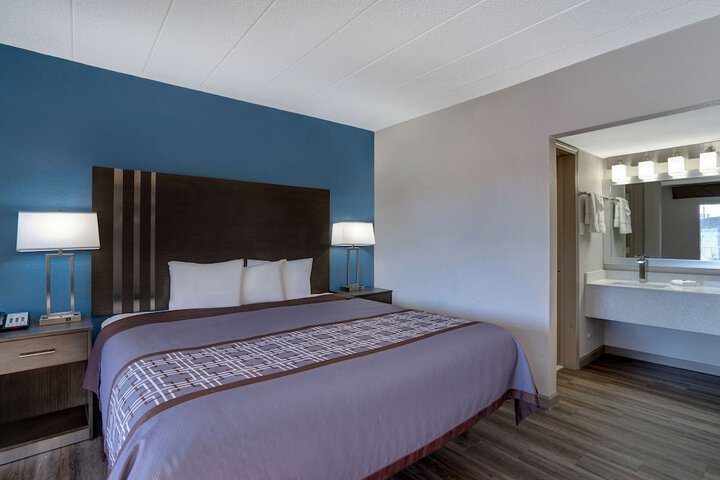 Room 27 of 43