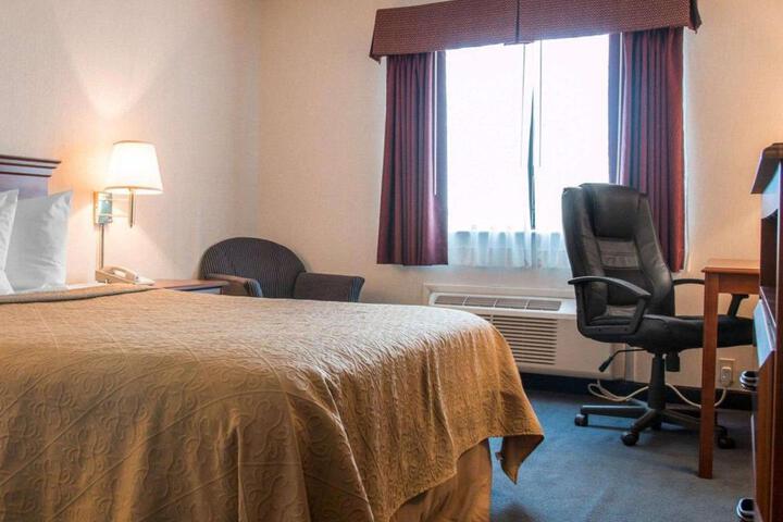 1 Queen Bed (8 of 9)