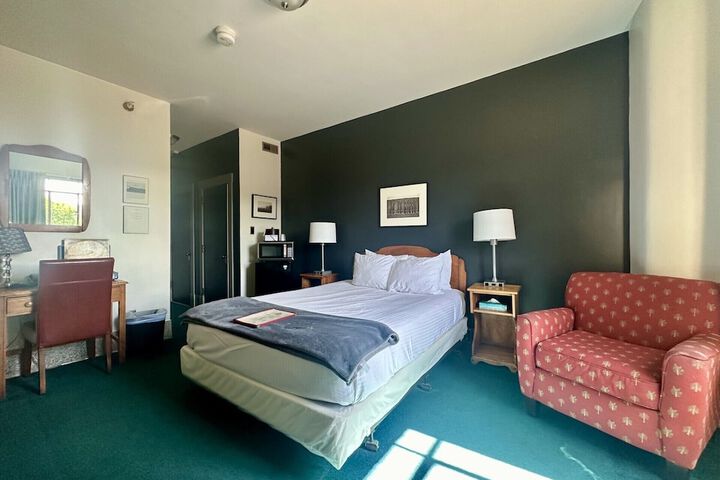 Interior Economy Queen Bed Pet Friendly (13 of 47)