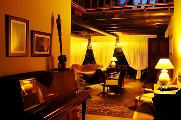 Lounge 4 of 4