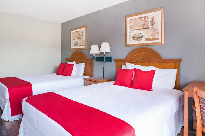 2 Queen Beds (1 of 10)