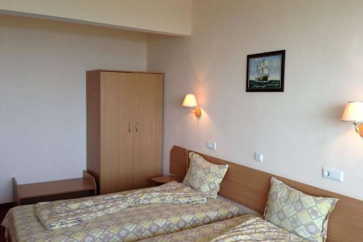 Room 2 of 33