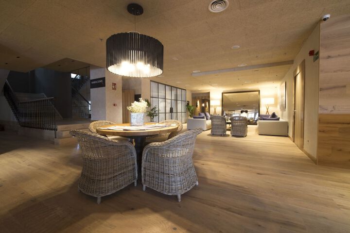 Entrance & Lobby