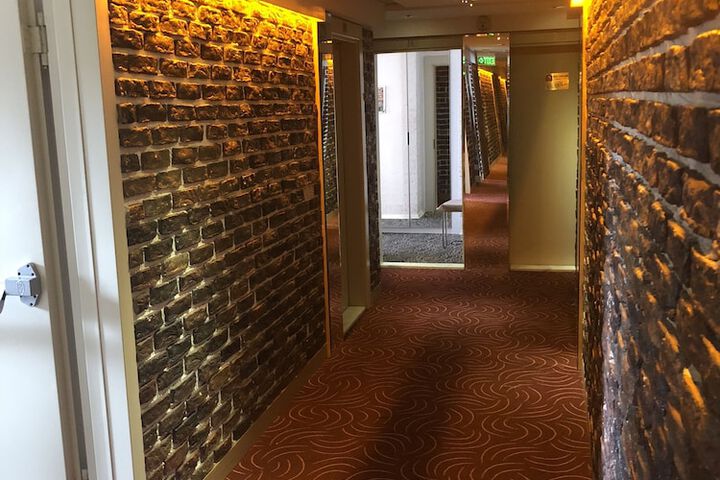 Ballroom/Hall 18 of 27