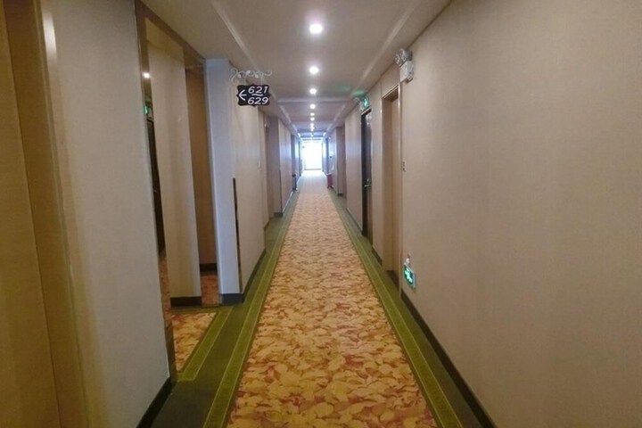 Ballroom/Hall 41 of 44