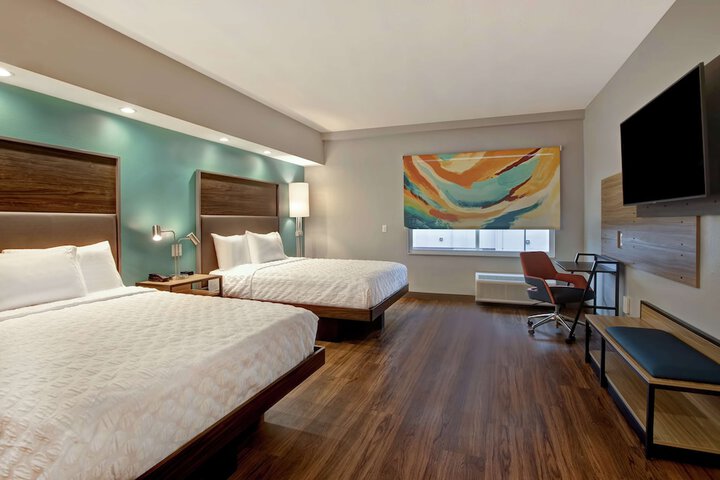 2 Queen Beds (12 of 15)