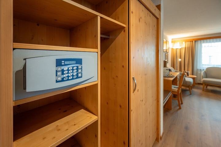 Room 10 of 27