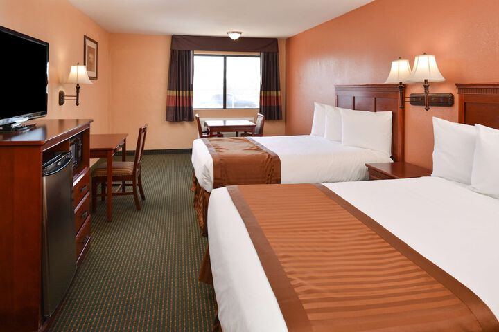2 Queen Beds (6 of 10)