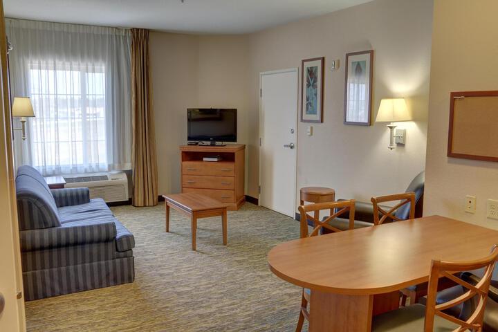 1 Queen Bed Studio Suite (2 of 19)