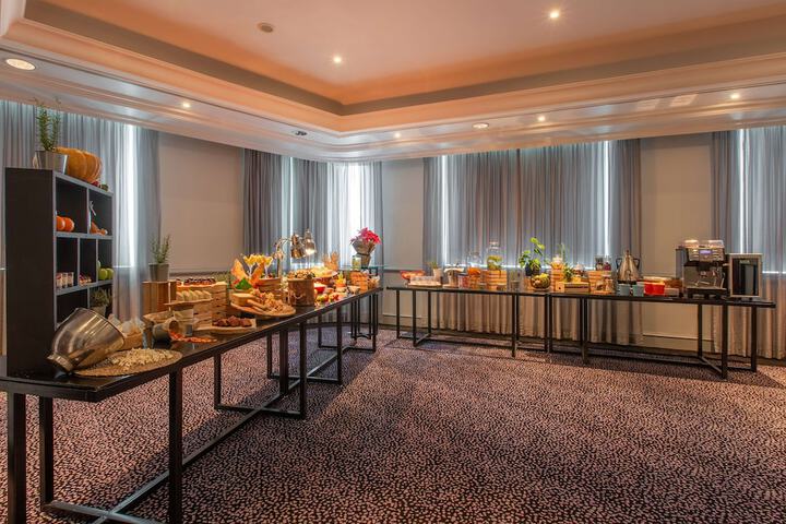 Ballroom/Hall 156 of 198