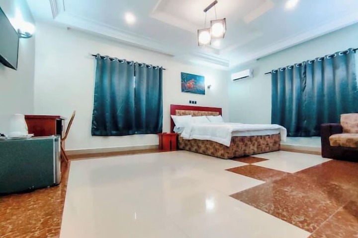 Room 6 of 27