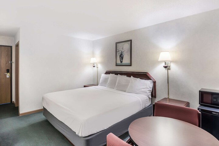 1 King Bed (4 of 15)