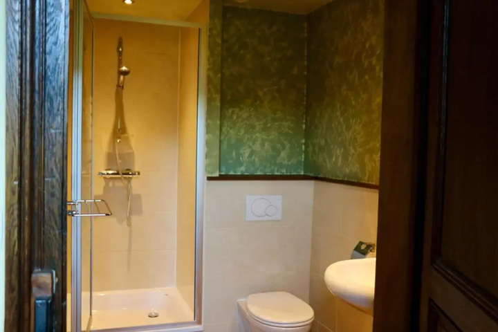 Room 8 of 22