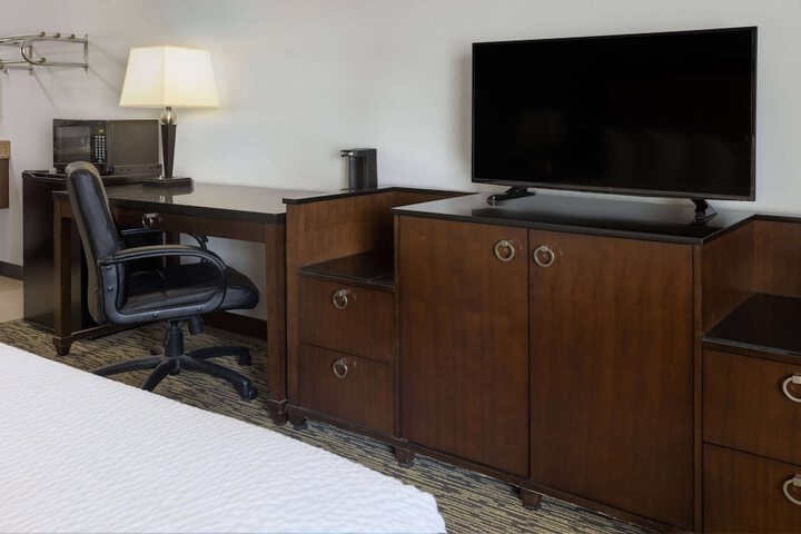1 King Bed (4 of 7)