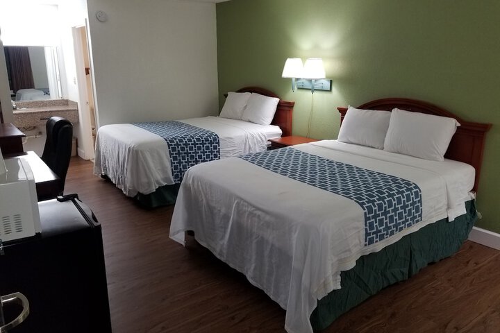 2 Queen Beds (7 of 13)