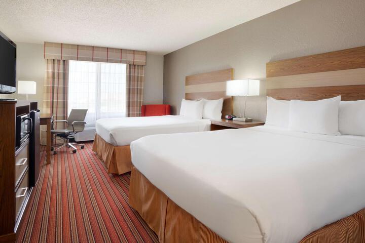 2 Queen Beds (5 of 7)