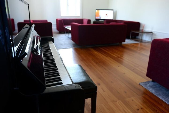 Lounge 47 of 62