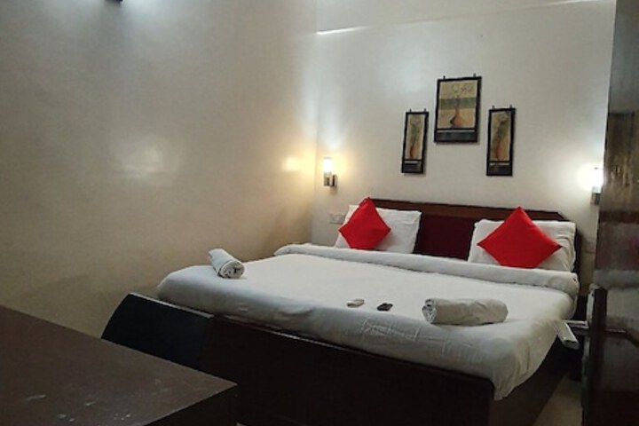 Room 7 of 12