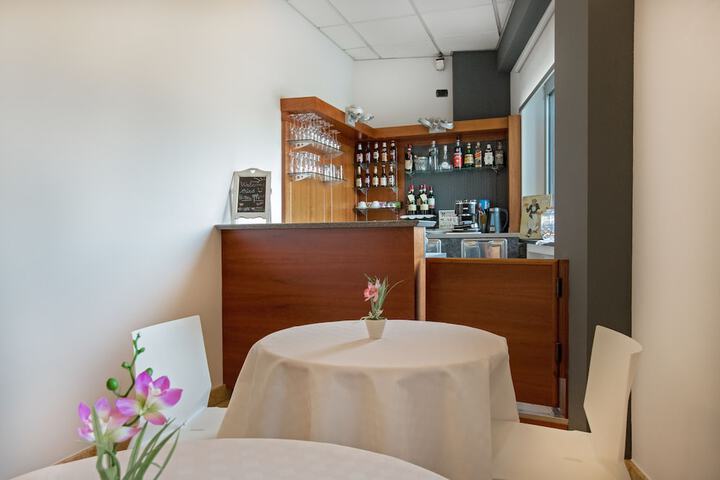 Lounge 50 of 69