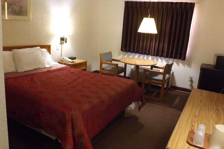 1 Queen Bed (4 of 8)