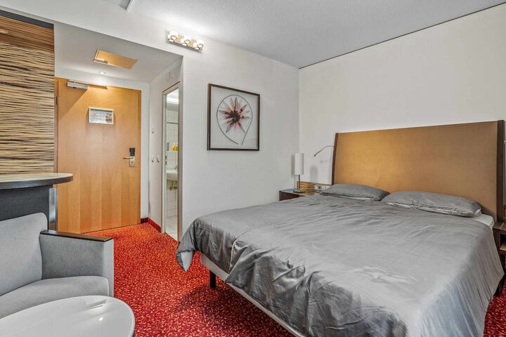 Room 5 of 9