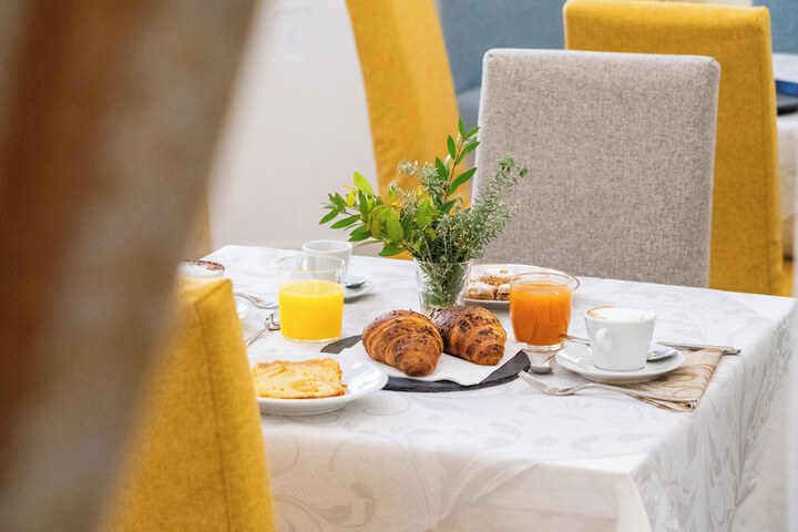 Breakfast/Coffee Service 32 of 43