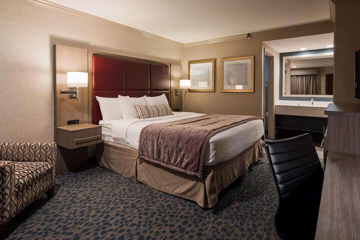1 Queen Bed Ground Floor Microwave and Refrigerator WiFi Full Breakfast (6 of 11)