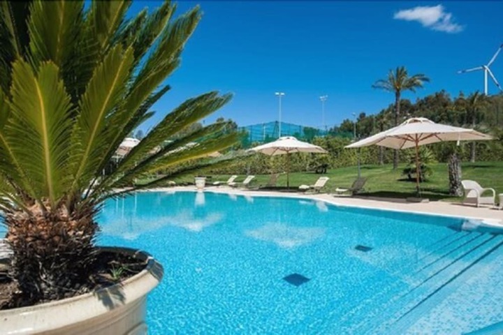 Hotel with Pool