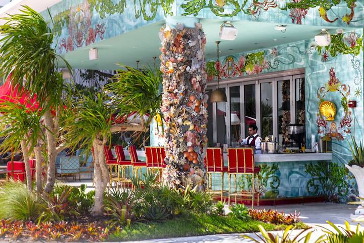 Poolside bar
