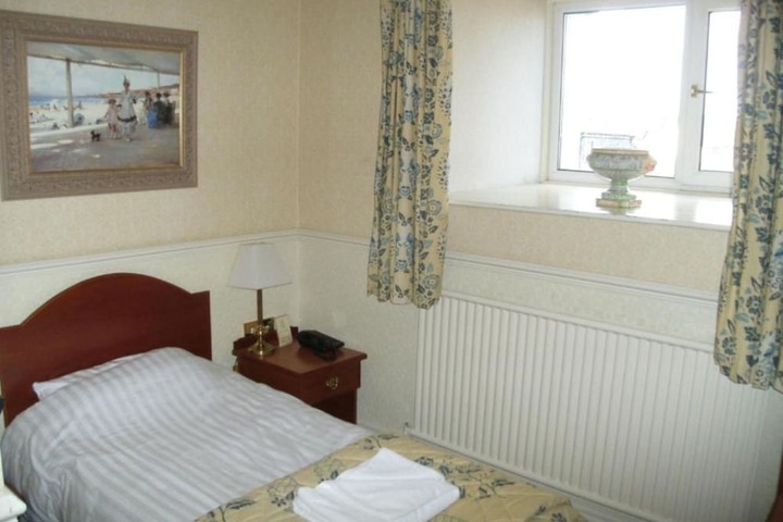 Room 10 of 25