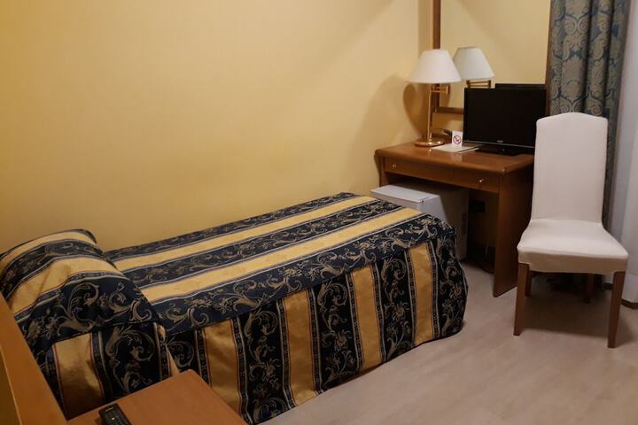 Room 6 of 28
