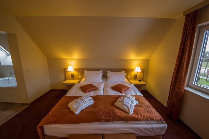 Room 15 of 37