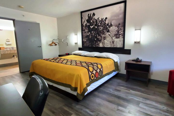 1 King Bed (2 of 11)