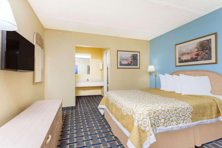 1 Queen Bed (9 of 16)