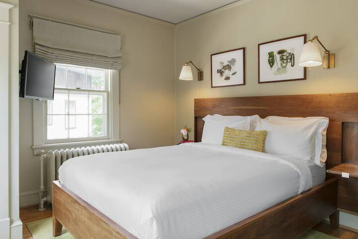 1 Queen Bed (7 of 10)