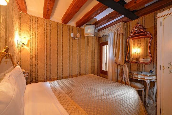 Room 4 of 22