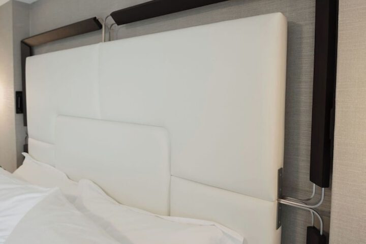 Room 5 of 18