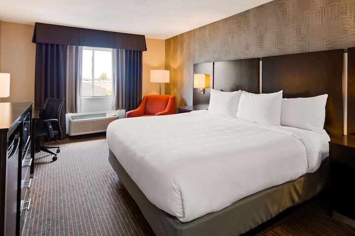 1 King Bed Pillowtop Microfridge 37in Led TV High Speed Full Breakfast (15 of 15)