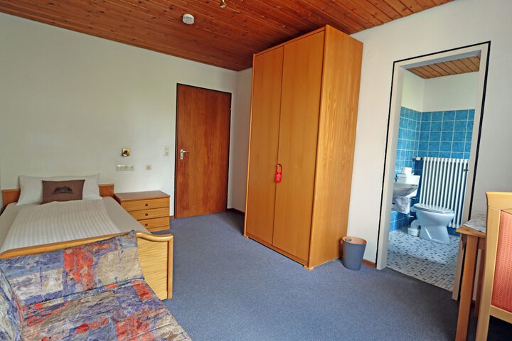 Room 42 of 121