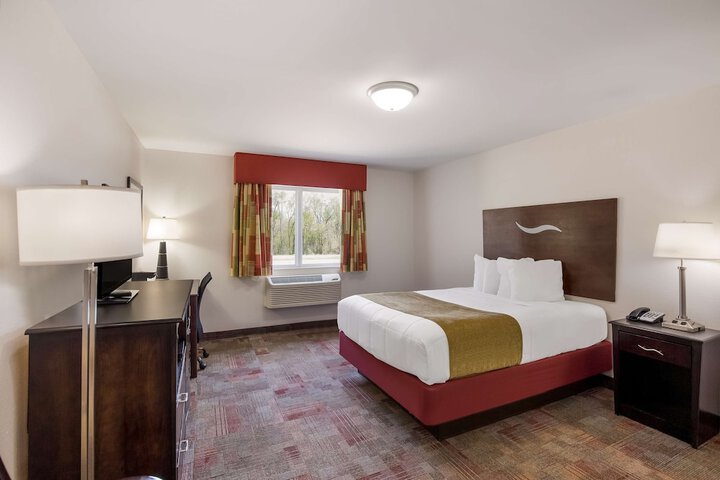 2 Queen Beds Flat Screen Television Microwave and Refrigerator, Continental Breakfast (9 of 18)