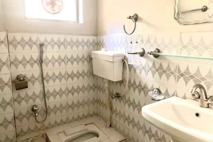 Room 17 of 28
