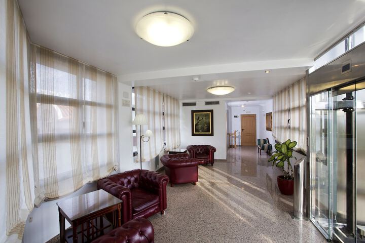 Entrance & Lobby