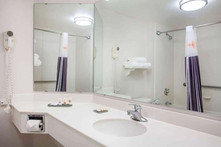1 King Bed Deluxe Room (11 of 16)