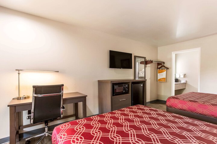 2 Queen Beds (19 of 21)