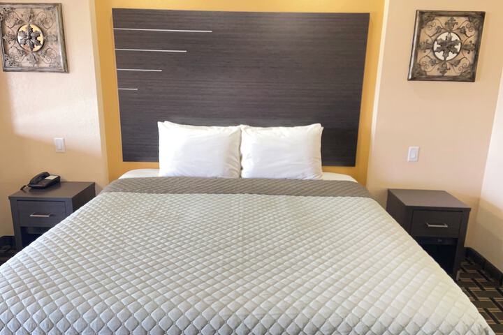 Deluxe King Bed (8 of 14)