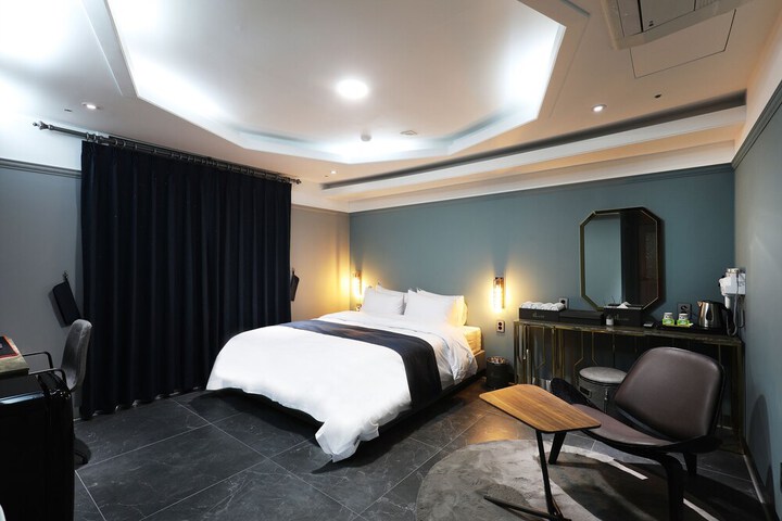 Room 6 of 96